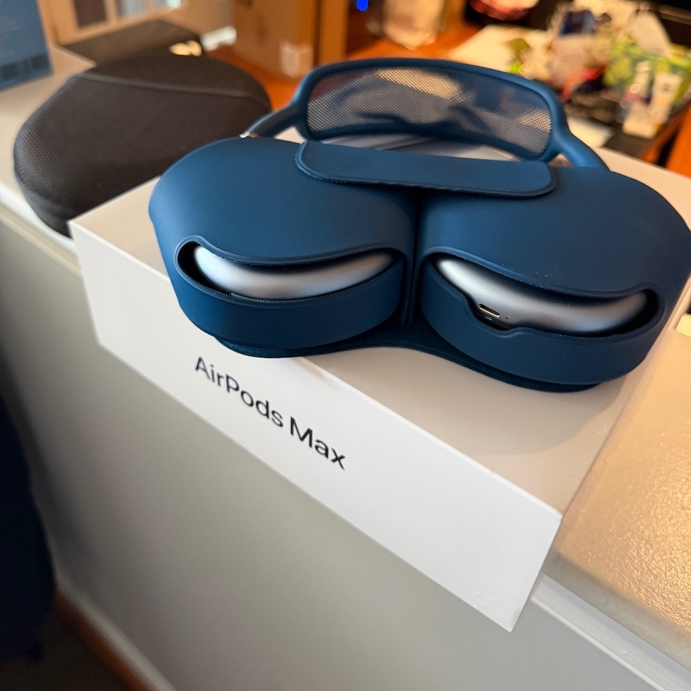 Apple AirPods Max Sky Blue (Like New)